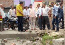 श्रीनगर में अलकनंदा नदी में गिरने वाले नालों की टैपिंग कार्य का किया निरीक्षण