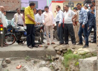 श्रीनगर में अलकनंदा नदी में गिरने वाले नालों की टैपिंग कार्य का किया निरीक्षण