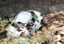 श्रीनगर के पास दिल्ली के यात्रियों की कार खाई में गिरी, तीन यात्रियों की मौत, दो घायल car accident