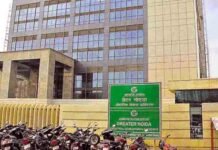 ग्रेटर नोएडा प्राधिकरण सीईओ से मिलने पहुंचे किसानों में गुस्सा