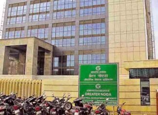 ग्रेटर नोएडा प्राधिकरण सीईओ से मिलने पहुंचे किसानों में गुस्सा