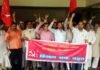 650 करोड़ बकाया के लिए यमुना अथॉरिटी पर किसानों का धरना