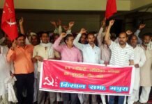 650 करोड़ बकाया के लिए यमुना अथॉरिटी पर किसानों का धरना