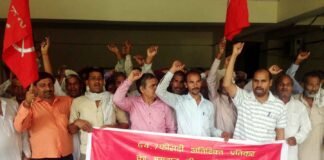 650 करोड़ बकाया के लिए यमुना अथॉरिटी पर किसानों का धरना