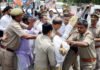 नोएडा में युवा कांग्रेस के सदस्यों द्वारा, प्रधानमंत्री का पुतला फूंकने का प्रयास