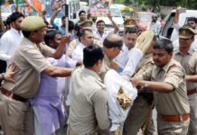 नोएडा में युवा कांग्रेस के सदस्यों द्वारा, प्रधानमंत्री का पुतला फूंकने का प्रयास