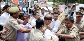 नोएडा में युवा कांग्रेस के सदस्यों द्वारा, प्रधानमंत्री का पुतला फूंकने का प्रयास