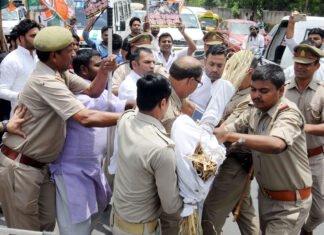 नोएडा में युवा कांग्रेस के सदस्यों द्वारा, प्रधानमंत्री का पुतला फूंकने का प्रयास