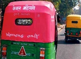 ऑटो में सफर करने वाली लड़कियों को जागरूक कर रही है ग्रेटर नॉएडा पुलिस