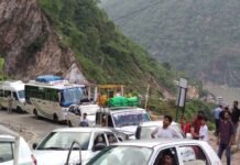 केदारनाथ, बद्रीनाथ हाईवे पर मलबा आने से, घंटो जाम, रेंग-रेंग कर चल रहे वाहन