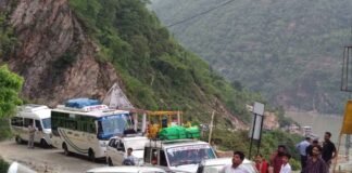 केदारनाथ, बद्रीनाथ हाईवे पर मलबा आने से, घंटो जाम, रेंग-रेंग कर चल रहे वाहन