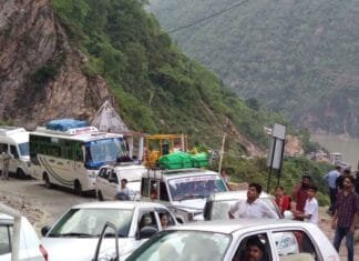 केदारनाथ, बद्रीनाथ हाईवे पर मलबा आने से, घंटो जाम, रेंग-रेंग कर चल रहे वाहन