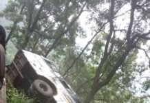 हल्द्वानी रोड पर ज्योलीकोट के पास रोडवेज बस दुर्घटनाग्रस्त बस