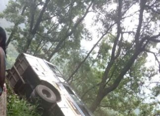 हल्द्वानी रोड पर ज्योलीकोट के पास रोडवेज बस दुर्घटनाग्रस्त बस