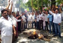 शिक्षिका के समर्थन में आगे आये यूकेडी, कांग्रेस और शिक्षक संघ शिक्षिका