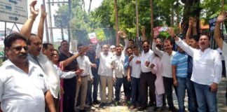 शिक्षिका के समर्थन में आगे आये यूकेडी, कांग्रेस और शिक्षक संघ शिक्षिका
