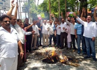 शिक्षिका के समर्थन में आगे आये यूकेडी, कांग्रेस और शिक्षक संघ शिक्षिका