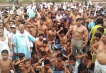 नोएडा डंपिंग ग्राउंड के विरोध मे अर्धनग्न प्रदर्शन, किन्नरों का भी मिला साथ