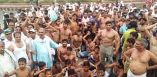 नोएडा डंपिंग ग्राउंड के विरोध मे अर्धनग्न प्रदर्शन, किन्नरों का भी मिला साथ