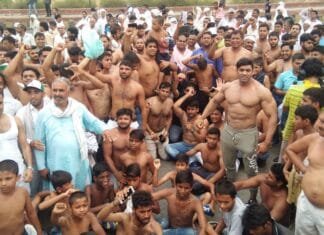नोएडा डंपिंग ग्राउंड के विरोध मे अर्धनग्न प्रदर्शन, किन्नरों का भी मिला साथ