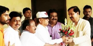 केन्द्रीय मंत्री डॉ. महेश शर्मा जनसंपर्क अभियान के तहत बीटा -2 मे मंत्री