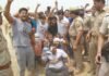 नोएडा में प्रस्तावित डंपिंग ग्राउंड का जबरदस्त विरोध, पुलिस लाठीचार्ज मे कई घायल