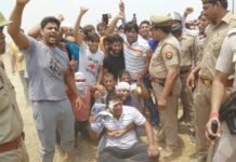 नोएडा में प्रस्तावित डंपिंग ग्राउंड का जबरदस्त विरोध, पुलिस लाठीचार्ज मे कई घायल