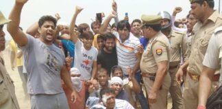 नोएडा में प्रस्तावित डंपिंग ग्राउंड का जबरदस्त विरोध, पुलिस लाठीचार्ज मे कई घायल