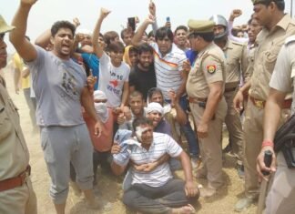 नोएडा में प्रस्तावित डंपिंग ग्राउंड का जबरदस्त विरोध, पुलिस लाठीचार्ज मे कई घायल