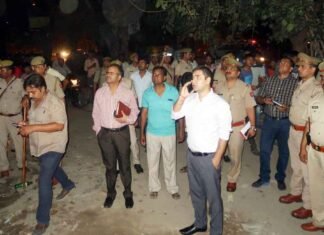 नोएडा के भीड़ भाड़ वाले इलाके में बदमाशों ने हार्डवेयर व्यापारी की गोली मारी