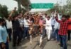 डंपिंग ग्राउंड के विरोध मे नोएडा अथॉरिटी के चेयरमैन का पुतला फूंका
