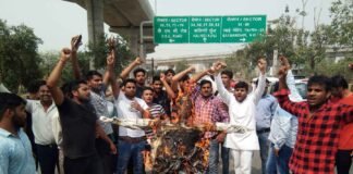 डंपिंग ग्राउंड के विरोध मे नोएडा अथॉरिटी के चेयरमैन का पुतला फूंका