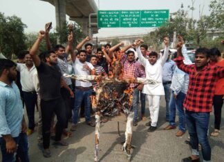 डंपिंग ग्राउंड के विरोध मे नोएडा अथॉरिटी के चेयरमैन का पुतला फूंका