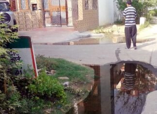 बीटा-2 के आई ब्लॉक में सीवर जाम से ब्लॉकवासी परेशान