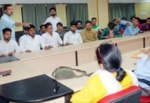 गढवाल विश्व विद्यालय के छात्रों का विभिन्न मांगों को लेकर आंदोलन जारी