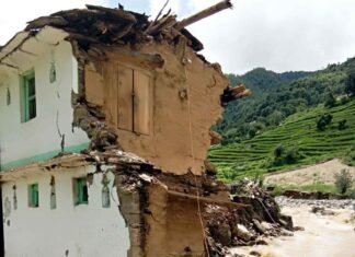 चमोली जनपद में बादल फटने से भारी तबाही, कई मकान व वाहन आपदा की भेंट चढ़े बादल फटने