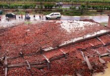 नोएडा के सेक्टर 121 में 3 मंजिला निर्माणाधीन इमारत गिरी इमारत