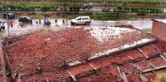 नोएडा के सेक्टर 121 में 3 मंजिला निर्माणाधीन इमारत गिरी इमारत