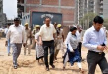 शाहबेरी बिल्डिंग हादसा: 36 घंटे बाद मेरठ मंडलायुक्त ने किया घटना स्थल का दौरा शाहबेरी