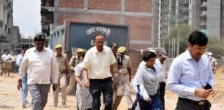 शाहबेरी बिल्डिंग हादसा: 36 घंटे बाद मेरठ मंडलायुक्त ने किया घटना स्थल का दौरा शाहबेरी