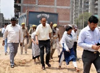 शाहबेरी बिल्डिंग हादसा: 36 घंटे बाद मेरठ मंडलायुक्त ने किया घटना स्थल का दौरा शाहबेरी