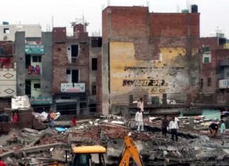 गाजियाबाद के खोड़ा कॉलोनी में पांच मंजिला बिल्डिंग गिरी, कई लोगों के दबे होने की आशंका khora-colony