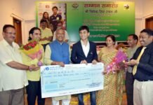 लक्ष्य सेन एवं कुहू गर्ग को मुख्यमंत्री ने किया सम्मानित lakshya-sen-and-kuhu-garg