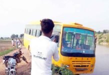 बच्चों से भरी स्कूल बस नहर में गिरने से बाल-बाल बची, बच्चों