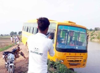 बच्चों से भरी स्कूल बस नहर में गिरने से बाल-बाल बची, बच्चों