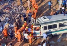 बिल्डिंग हादसा: मलबे से अब तक निकाले गए 9 शव, प्राधिकरण के दो अफसरों पर गिरी गाज मलबे