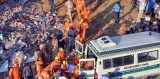 बिल्डिंग हादसा: मलबे से अब तक निकाले गए 9 शव, प्राधिकरण के दो अफसरों पर गिरी गाज मलबे