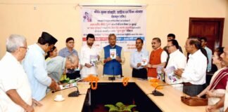 सुमन दिवस पर ‘‘सुमन सुधा’’ पुस्तक विमोचन के साथ नरेंद्र सिंह नेगी सहित कई हस्तियाँ सम्मानित suman-sudha