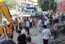 सामाजिक संगठनों की पहल से जगत फार्म मार्किट में अतिक्रमण पर चला प्रशासन का डंडा अतिक्रमण