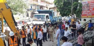 सामाजिक संगठनों की पहल से जगत फार्म मार्किट में अतिक्रमण पर चला प्रशासन का डंडा अतिक्रमण